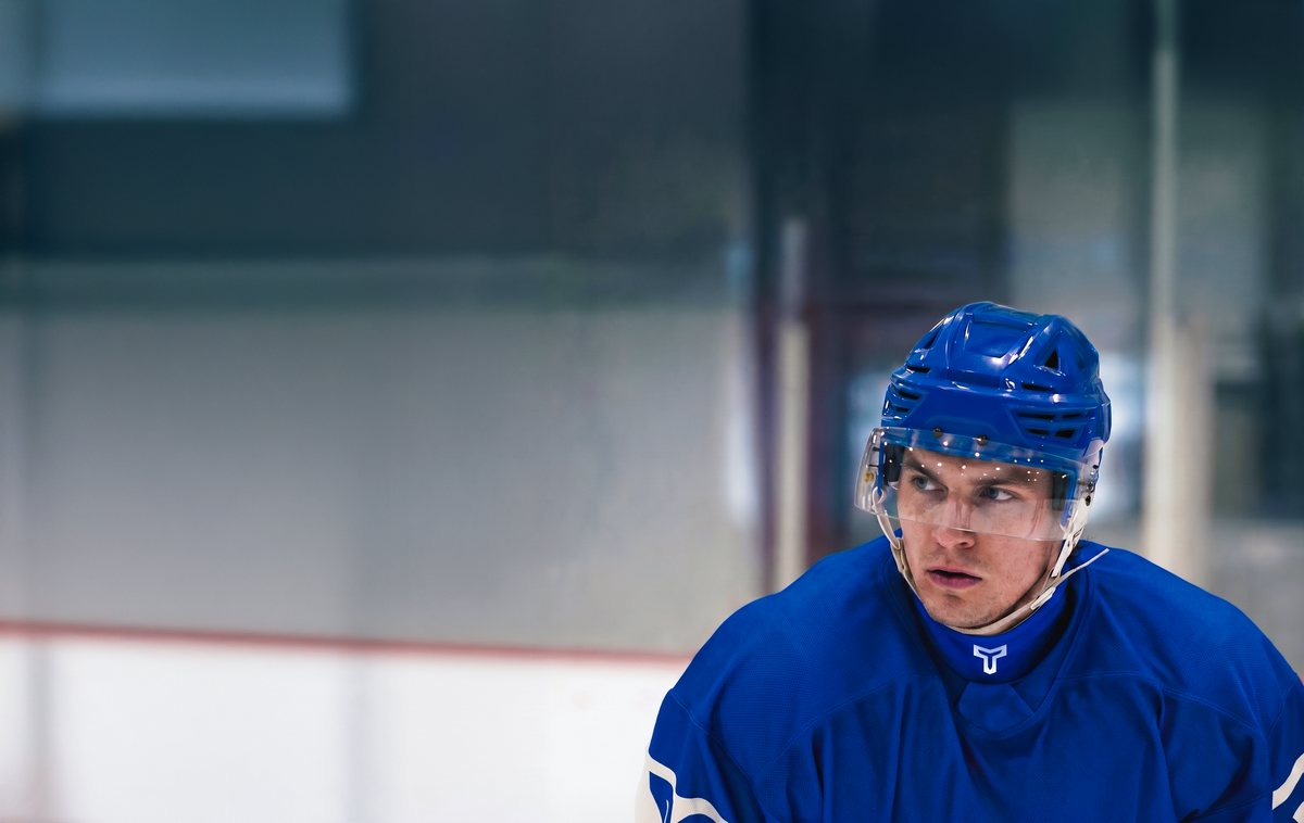 Velcro neck guard vs. integrated neck guard: which is safer?
